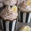 Schoko Nuss Muffin mit Nutella Kern und Bananentopping Rezept Cupcake