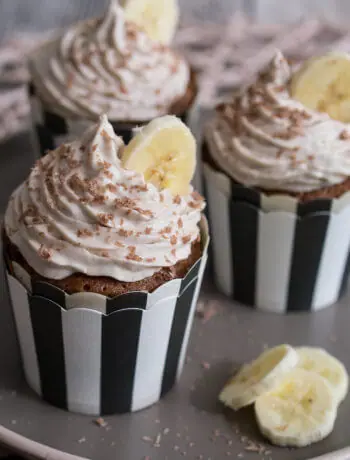 Schoko Nuss Muffin mit Nutella Kern und Bananentopping Rezept Cupcake