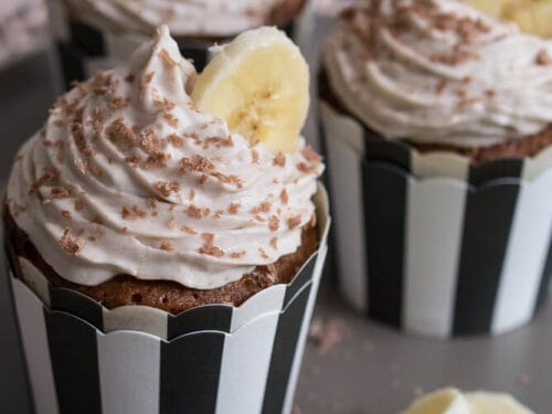 Mit Bananenscheiben belegter und mit Nutella gefüllter Cupcake, der eine Mischung aus fruchtiger Süße und cremigem Schokoladengeschmack hervorhebt.