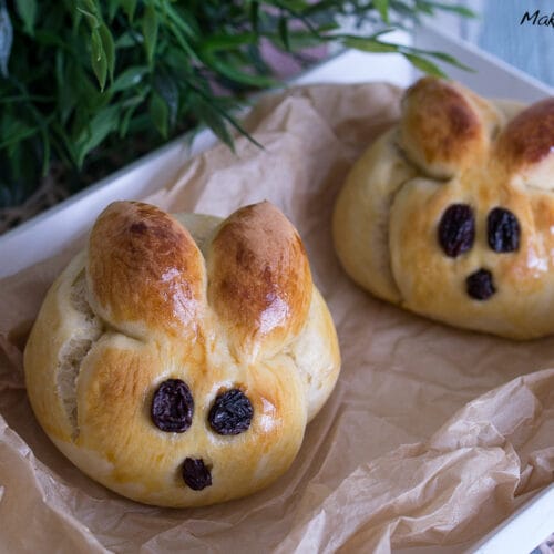 Zwei Hasen aus Hefeteig mit Rosinen, inspiriert von Dambedei.