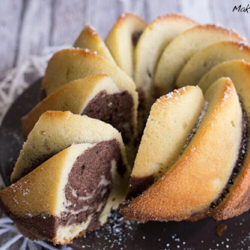 Einfacher Marmorkuchen 3 Verwirbelter Marmorkuchen mit einem ausgeschnittenen Stück, das marmorierte Schokoladen- und Vanilleschichten zeigt.