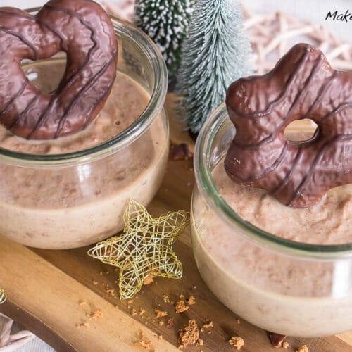 Lebkuchenpudding selber machen 3 Zwei Gläser mit cremigem Lebkuchenpudding, jedes mit einem Lebkuchen belegt.