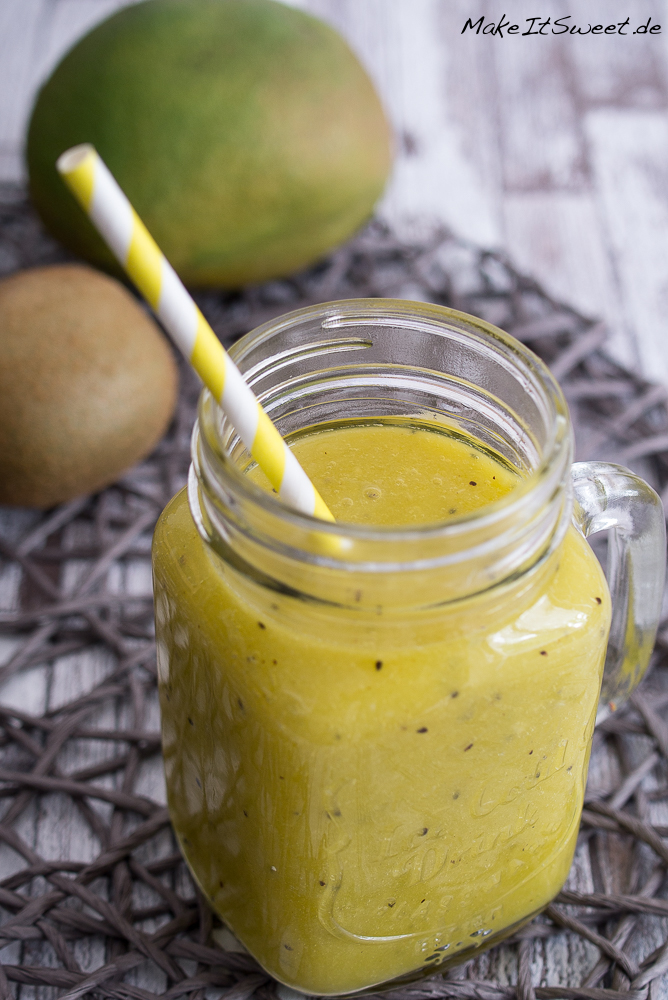 Kiwi Smoothie mit Mango, Orangensaft und Limettensaft