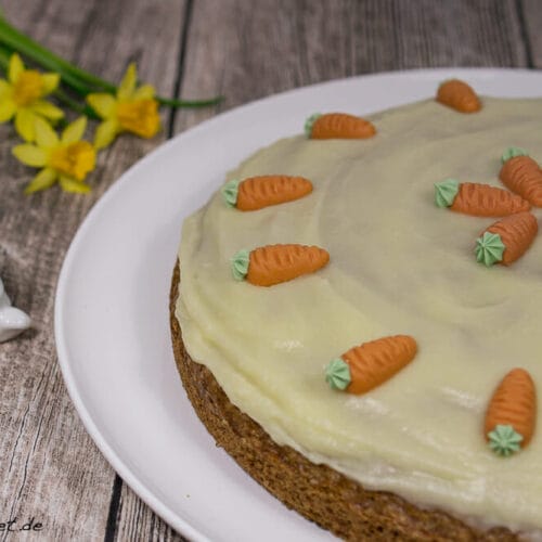 Karottenkuchen mit Walnuss und Buttercreme 3 Karottenkuchen mit Walnüssen und weißem Zuckerguss, garniert mit Marzipanmöhren.