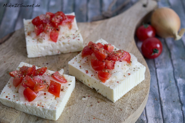 Feta mit Tomate und Zwiebeln zum Grillen - einfach
