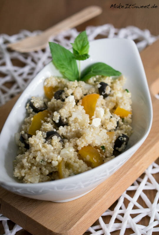 Griechischer Quinoa Salat Rezept mit Feta Tomate Oliven Minze 3
