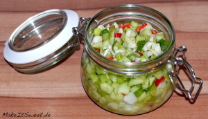 Glas mit gehackter Gurke, Zwiebel und Chili für Gurken-Salsa.
