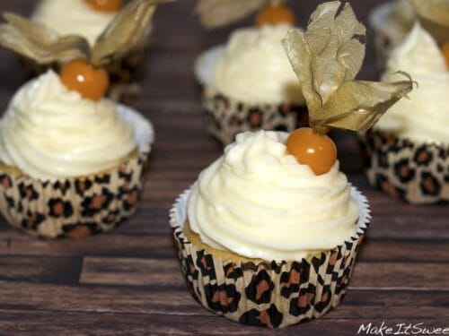 Physalis-Muffins mit Topping, belegt mit je einer goldenen Physalis.