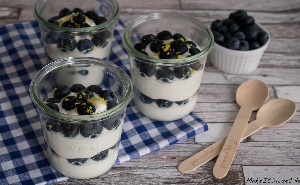 Blaubeer-Dessert mit Quark und Zitrone