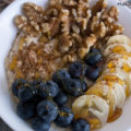 Haferbrei Podrrige Blaubeeren Bananen Walnuss Honig Fruehstuecksidee Rezept vegetarisch