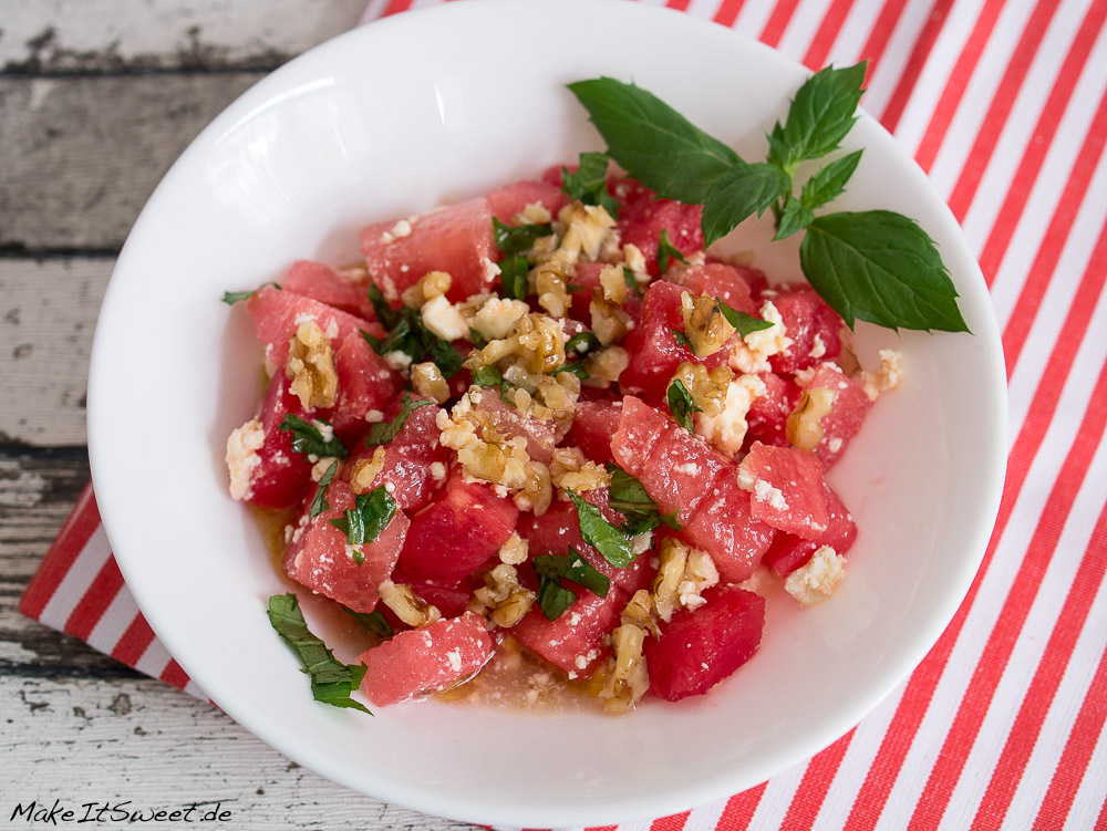 Wassermelone-Feta-Salat mit Minze und Walnuss
