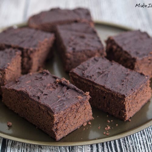 Schokoladen Brownies mit Zimt 3 Rechteckige Stücke von Schokoladen-Brownies mit Zimt auf einem Teller angeordnet.