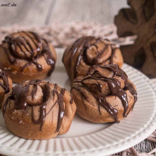 Ein Teller mit Lebkuchen-Hefeschnecken und Schokostreifen.