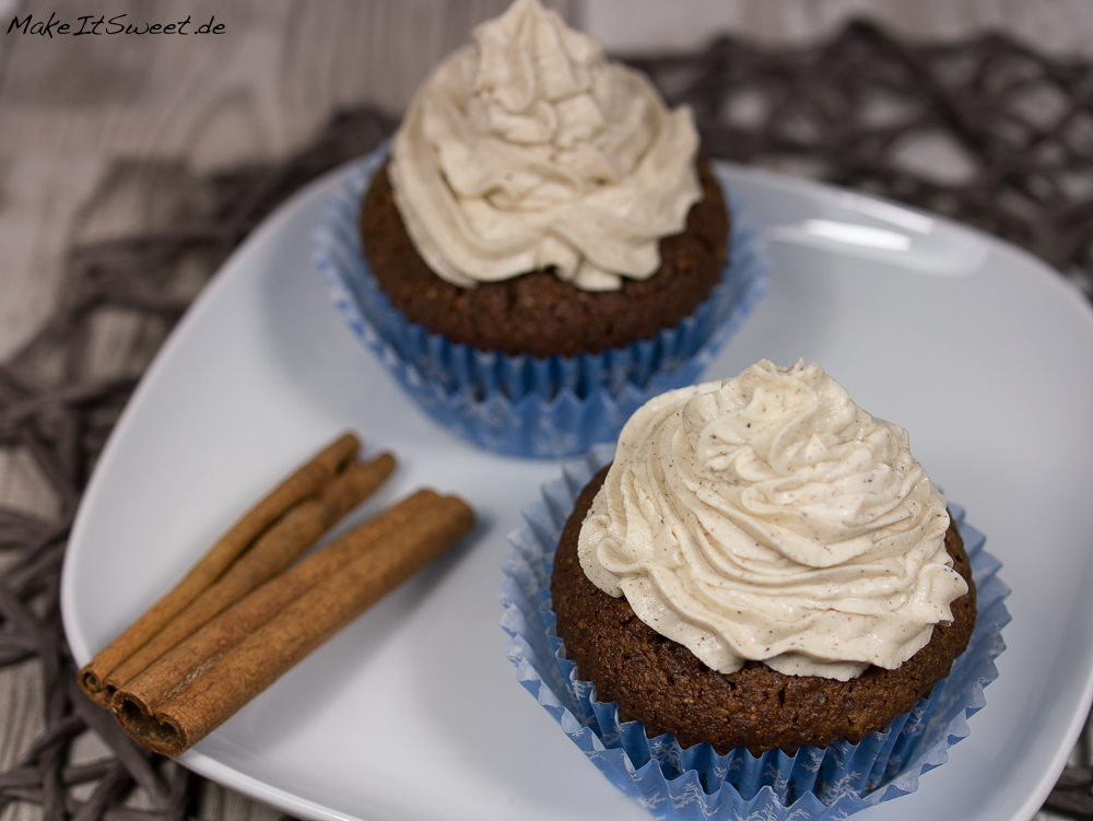 Schoko-Nuss-Weihnachtsmuffins mit Spekulatius Creme und Zimt-Topping