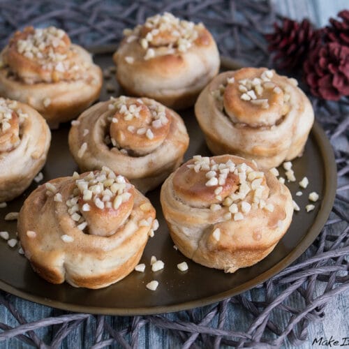 Spekulatius Hefeschnecken mit Mandeln 3 Spekulatius-Hefeschnecken auf dem Teller, hergestellt mit Spekulatiusgewürz für einen einzigartigen Geschmack.