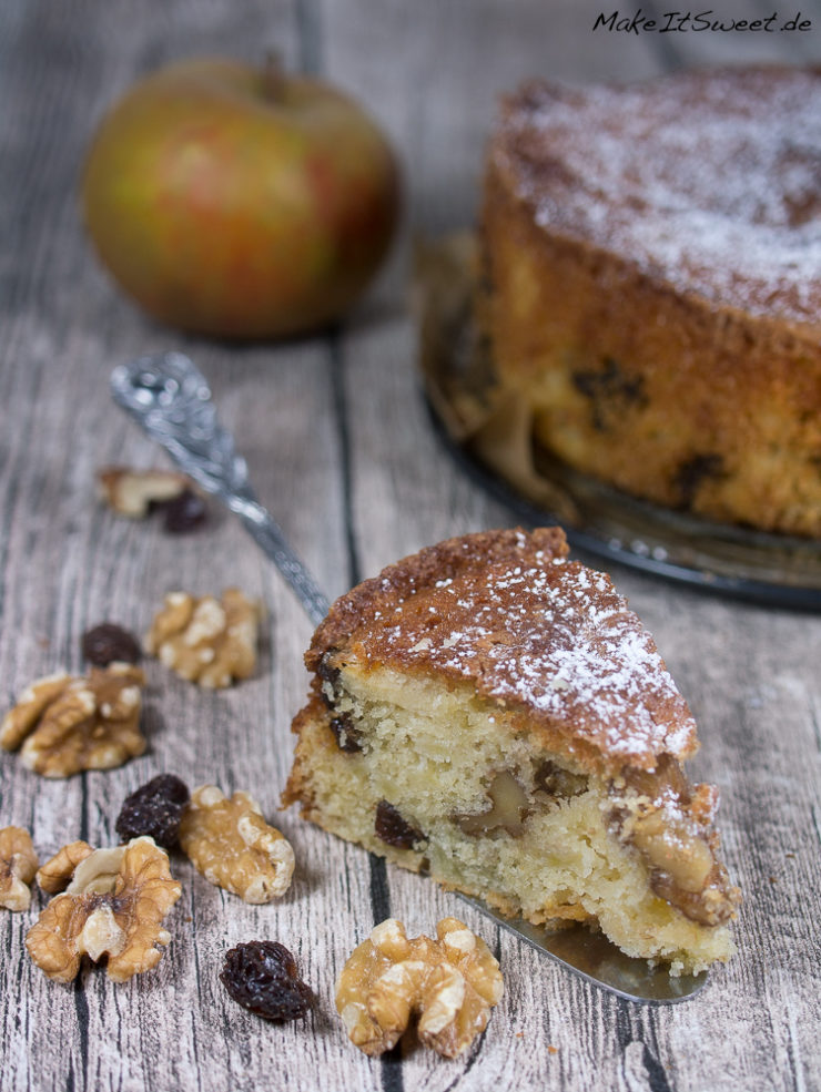 Apfel-Walnuss-Kuchen mit Rosinen