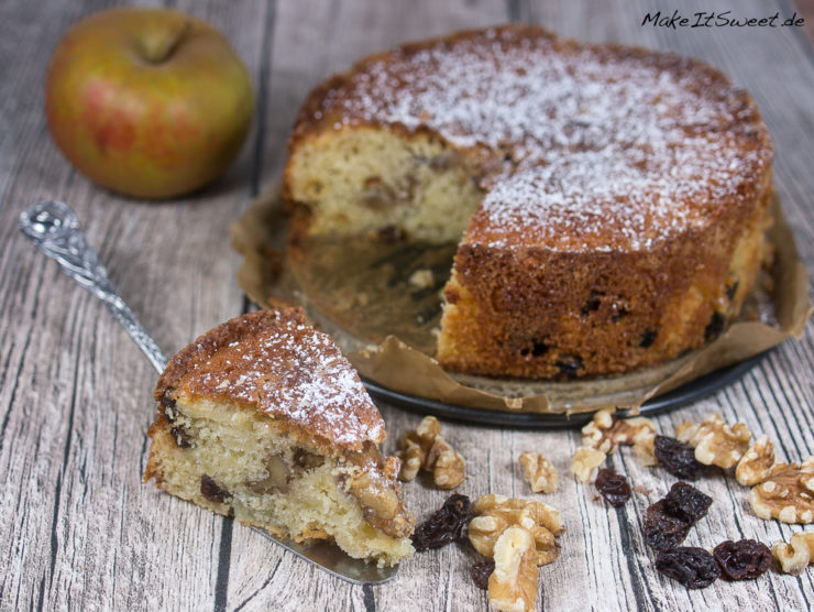 Apfel-Walnuss-Kuchen mit Rosinen