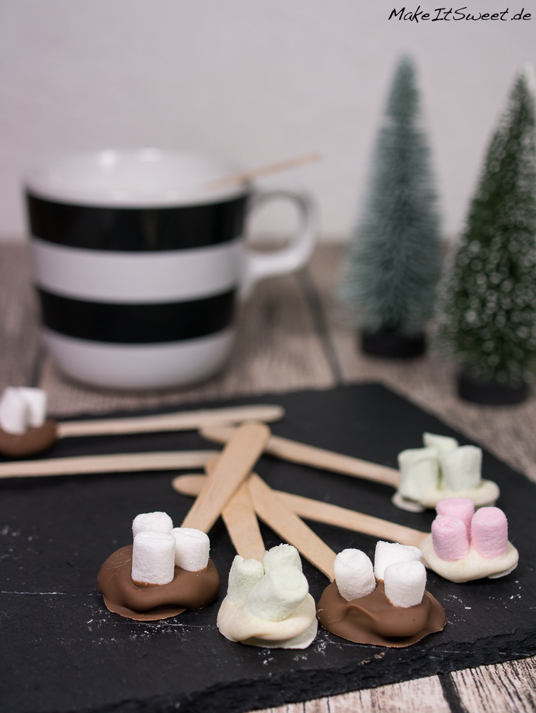 Heiße Schokolade am Stiel mit Marshmallows