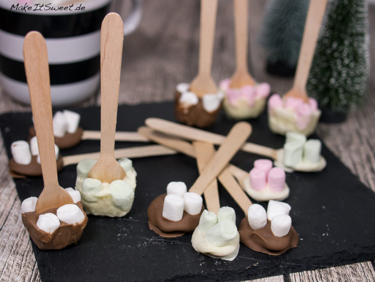 Heiße Schokolade am Stiel mit Marshmallows