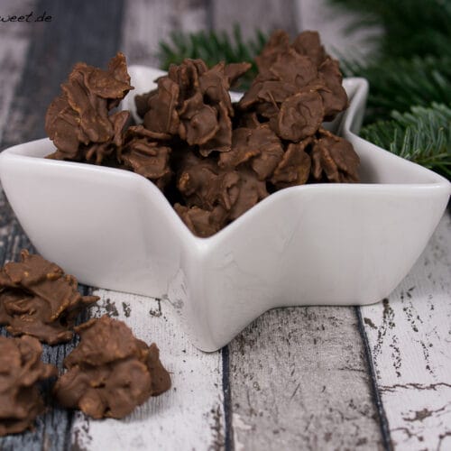 Spekulatius Cornflakes Plätzchen 3 EInfache Spekulatius-Cornflakes-Kekse in einer weißen, sternförmigen Schale.
