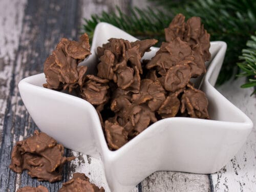 Sternförmige Schale gefüllt mit Spekulatius Cornflakes Plätzchen.