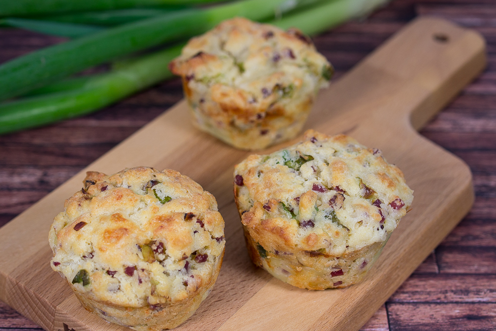 Herzhafte Muffins mit Speck und Lauchzwiebeln