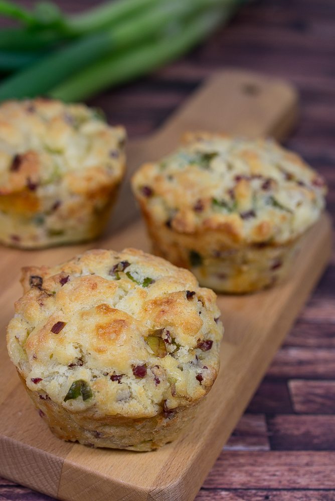 Herzhafte Muffins mit Speck und Lauchzwiebeln - MakeItSweet