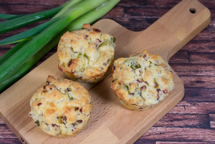 Herzhafte Muffins mit Speck und Lauchzwiebeln - MakeItSweet