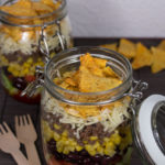 Nacho Salat im Glas Rezept Mais Bohnen Kaese Salsa mitnehmen Mittagessen einfach zubereiten Hackfleisch