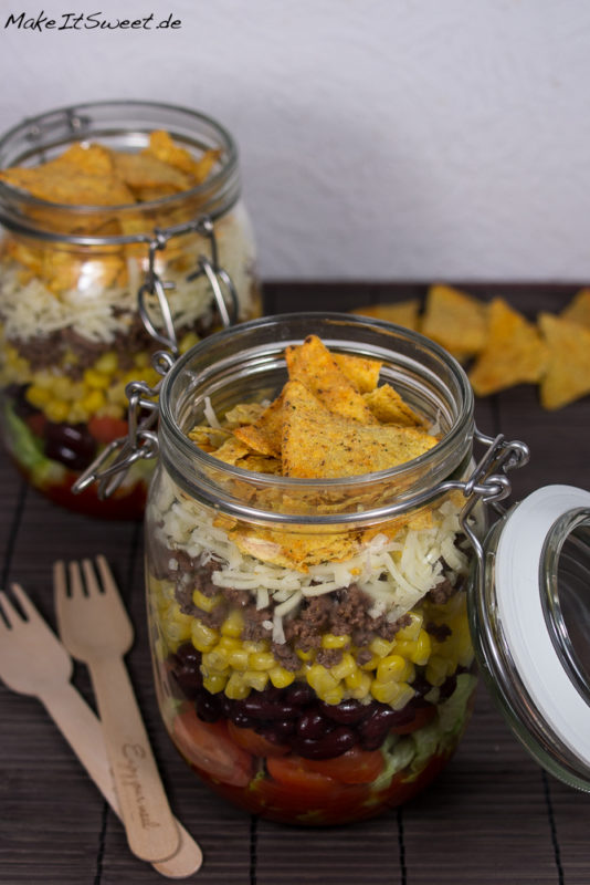 Nacho Salat im Glas Rezept Mais Bohnen Kaese Salsa mitnehmen Mittagessen einfach zubereiten Hackfleisch