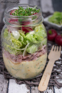 Salat im Glas mit Eiern, Schinken und Radieschen