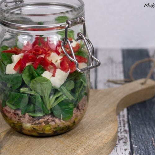 Thunfisch Salat mit Mozzarella und Feldsalat - Salat im Glas 3 Salat im Glas gefüllt mit Thunfischsalat, Mozzarella, Feldsalat und roter Chili auf Holzbrett.
