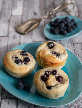 Mini Hefeschnecken mit Quark, Blaubeeren und Zimt - Mini Blaubeer Hefeschnecken mit Zimt Quark Rezept vegetarisch einfach