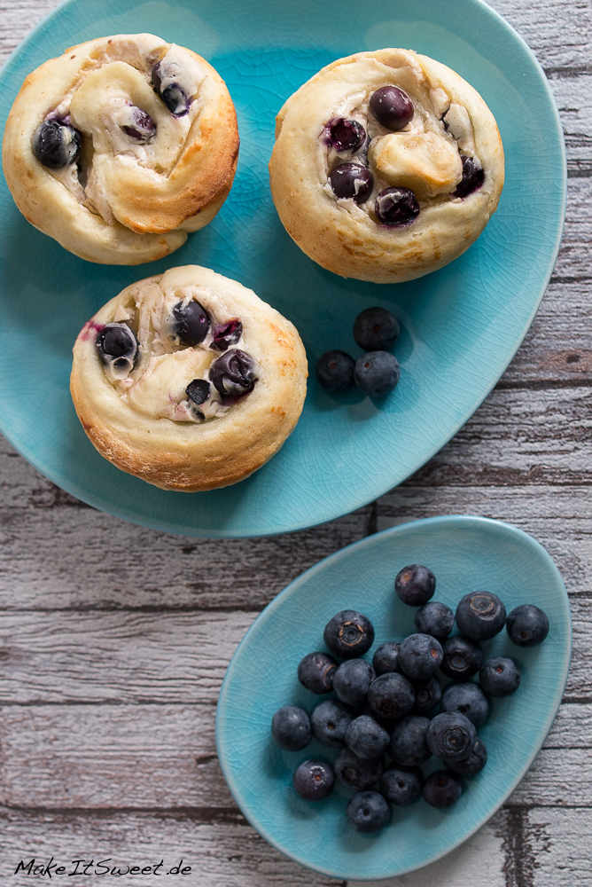 Mini Hefeschnecken mit Quark, Blaubeeren und Zimt