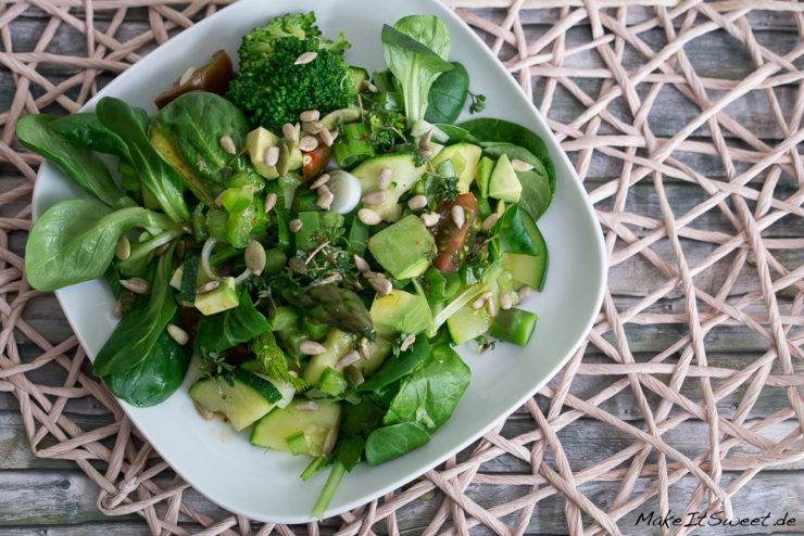 Gemischter grüner Salat mit Unsere Heimat Echt & Gut von