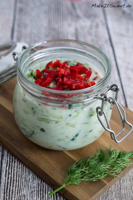 Gurke Joghurt Salat im Glas mit Chili Rezept zum Mitnehmen togo vorbereiten Mittagessen Picknick vegetarisch