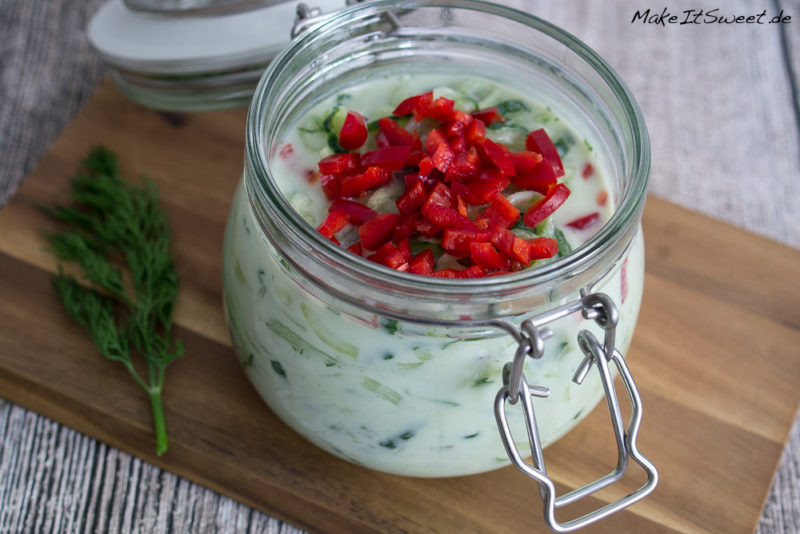 Gurkensalat mit Joghurt und Chili im Glas Rezept vegetarisch vorbereiten zubereiten mitnehmen