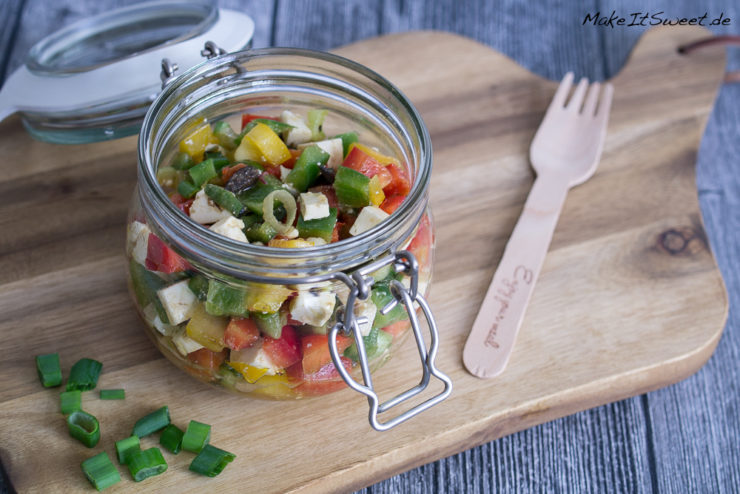 Griechischer PaprikaFetaOlivenSalat im Glas Rezept