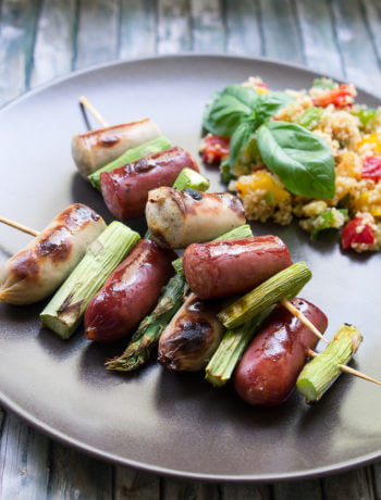 Praktisch zum Grillen: Bratwurstspieße - Bratwurst Spiesse Grillen einfach Idee Rezept Lauchzwiebel