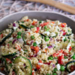 Einfacher Couscous Salat mit Zucchini, Feta, Paprika und Erbsen