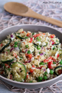 Couscous Salat mit Zucchini, Feta, Paprika und Erbsen