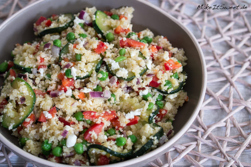 Einfacher Couscous Salat mit Zucchini, Feta, Paprika und Erbsen