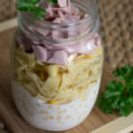 Einfacher Nudelsalat mit Fleischwurst - Salat im Glas
