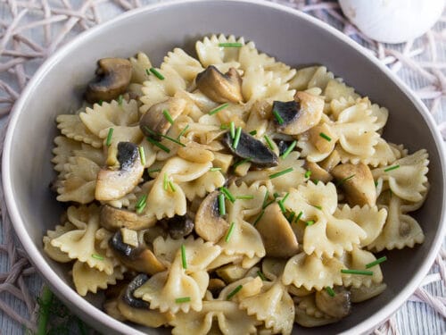Schüssel mit Nudelsalat mit Champignons, Fenchel und Schnittlauch.