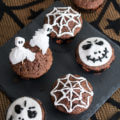 Halloween Muffins dekorieren einfach schnell Cupcakes Gespenster Geister Spinnennetz Spinne Skelettkopf selber machen mit Kindern