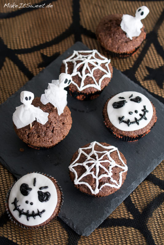 Halloween Muffins dekorieren einfach schnell Cupcakes Gespenster Geister Spinnennetz Spinne Skelettkopf selber machen mit Kindern