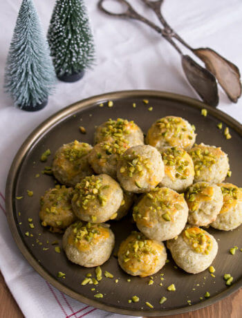 Einfache Pistazien Bethmännchen - Pistazien Bethmaennchen Plaetzchen Rezept in der Weihnachtsbaeckerrei Marzipan