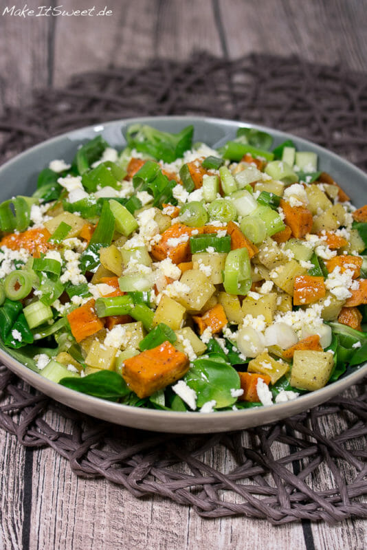 Ofenkartoffel-Salat mit Feta und Frühlingszwiebeln in einer Schüssel angerichtet