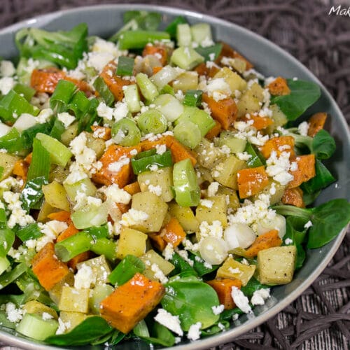 Ofenkartoffel Salat mit Feta 3 Schüssel mit Ofenkartoffel-Salat mit gehackten Süßkartoffeln, Frühlingszwiebeln, Feldsalat und zerbröckeltem Feta-Käse.