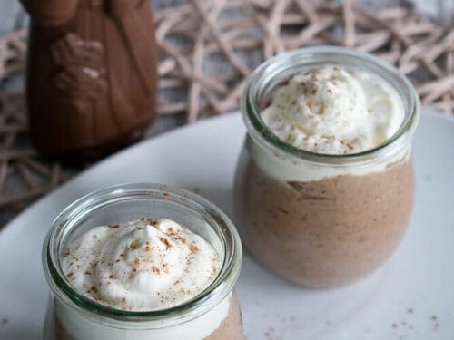 Mousse au Chocolat mit Schlagsahne in zwei Gläsern und einem Schokoladen-Nikolaus auf einem weißen Teller.